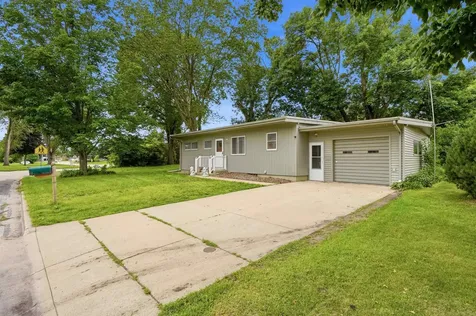 720 SE 4th Street Waverly IA 50677