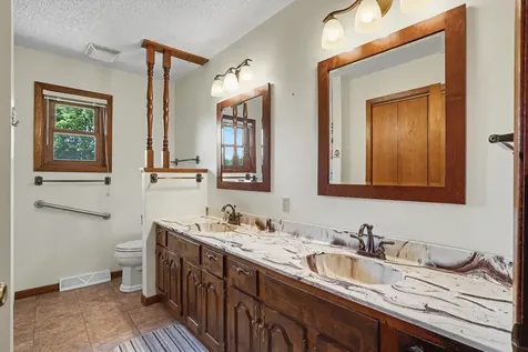 726 8th Avenue NE Oelwein IA 50662