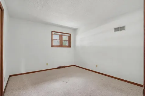 726 8th Avenue NE Oelwein IA 50662