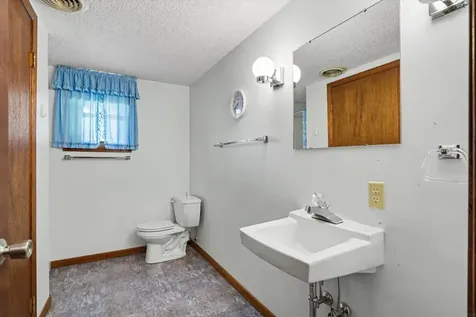 726 8th Avenue NE Oelwein IA 50662