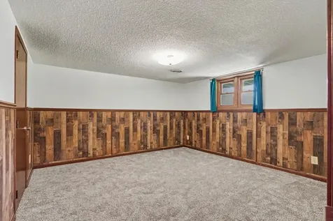 726 8th Avenue NE Oelwein IA 50662