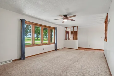 726 8th Avenue NE Oelwein IA 50662