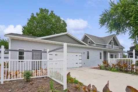 1714 12th Avenue Eldora IA 50627