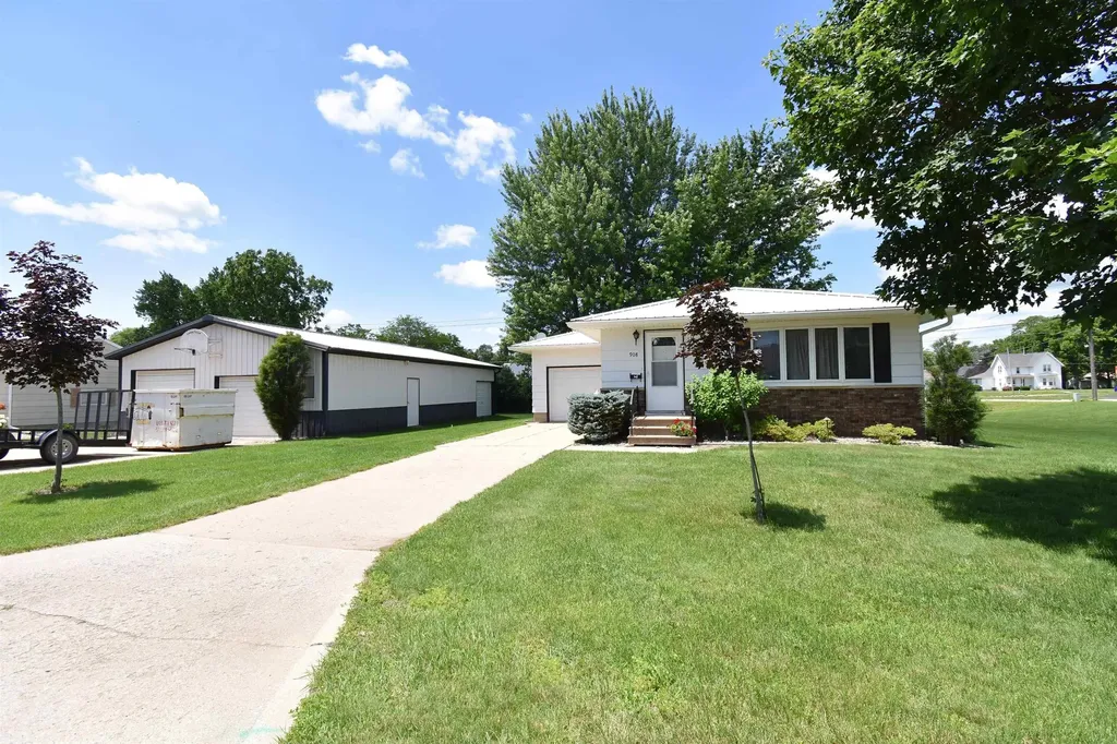 908 1st Ave. S.e Oelwein IA 50662