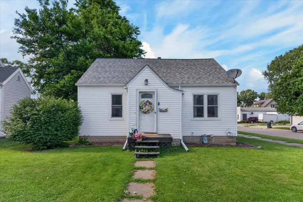 1557 Forest Avenue Waterloo IA 50702
