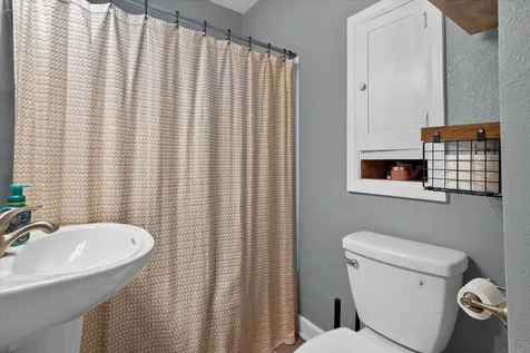 1557 Forest Avenue Waterloo IA 50702