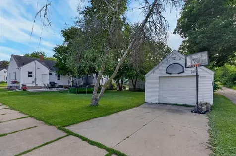 1557 Forest Avenue Waterloo IA 50702