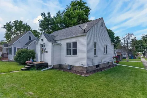 1557 Forest Avenue Waterloo IA 50702
