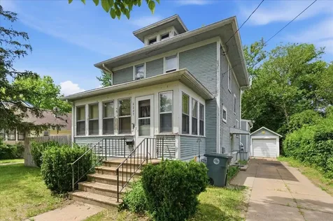 2227 E 4th Street Waterloo IA 50703