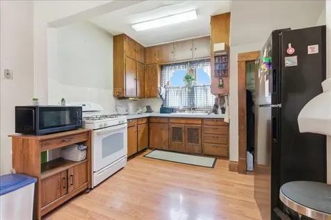 2227 E 4th Street Waterloo IA 50703