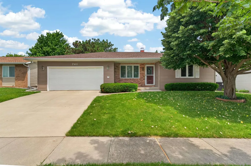 741 Wildwood Road Waterloo IA 50701