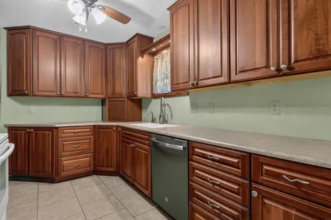 741 Wildwood Road Waterloo IA 50701