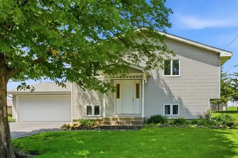 909 W Delaware Street Manchester IA 52057