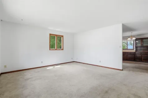 909 W Delaware Street Manchester IA 52057
