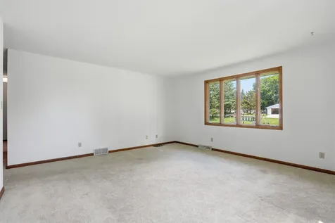 909 W Delaware Street Manchester IA 52057