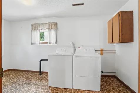 909 W Delaware Street Manchester IA 52057