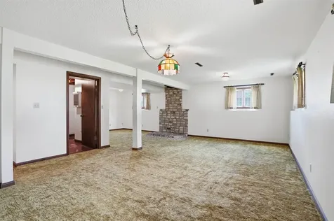 909 W Delaware Street Manchester IA 52057
