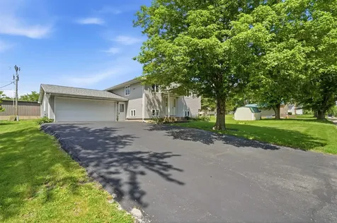 909 W Delaware Street Manchester IA 52057