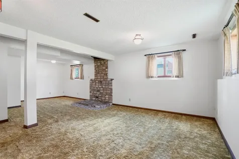 909 W Delaware Street Manchester IA 52057