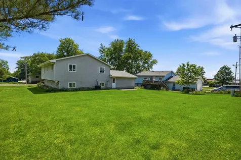 909 W Delaware Street Manchester IA 52057