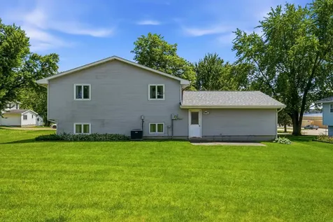 909 W Delaware Street Manchester IA 52057