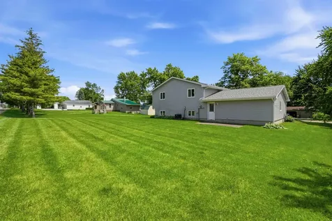909 W Delaware Street Manchester IA 52057