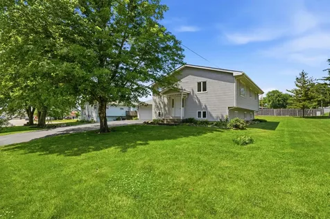 909 W Delaware Street Manchester IA 52057