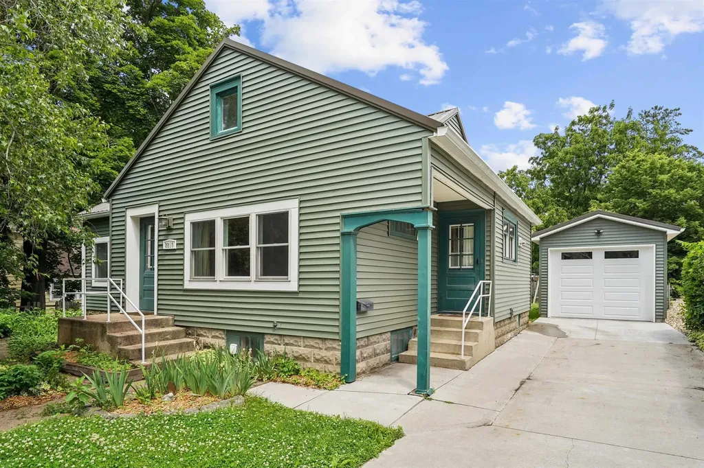 2210 Tremont Street Cedar Falls IA 50613