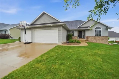 5021 Mercedes Bend Waterloo IA 50701