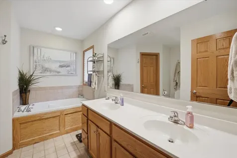 5021 Mercedes Bend Waterloo IA 50701