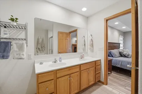 5021 Mercedes Bend Waterloo IA 50701