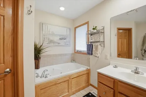 5021 Mercedes Bend Waterloo IA 50701