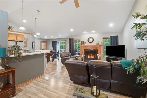 5021 Mercedes Bend Waterloo IA 50701