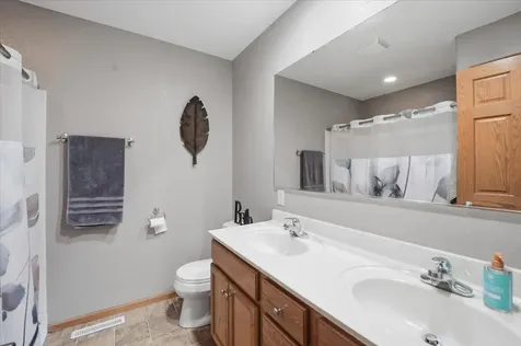 5021 Mercedes Bend Waterloo IA 50701