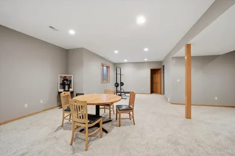 5021 Mercedes Bend Waterloo IA 50701