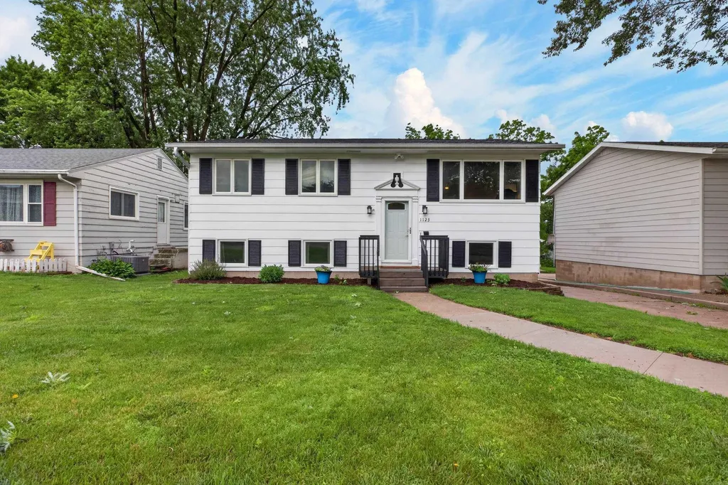 1123 W 9th Street Cedar Falls IA 50613