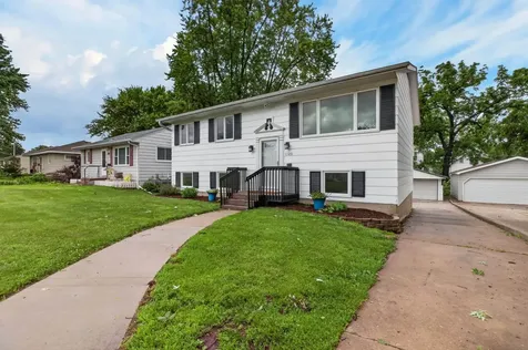 1123 W 9th Street Cedar Falls IA 50613