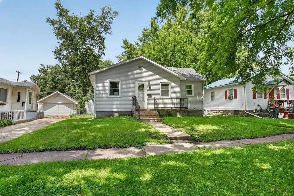 818 Home Park Boulevard Waterloo IA 50701