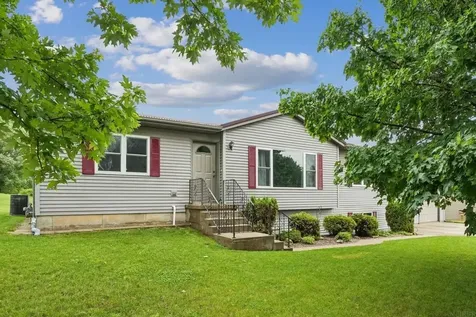 672 9th Street NW Dyersville IA 52040