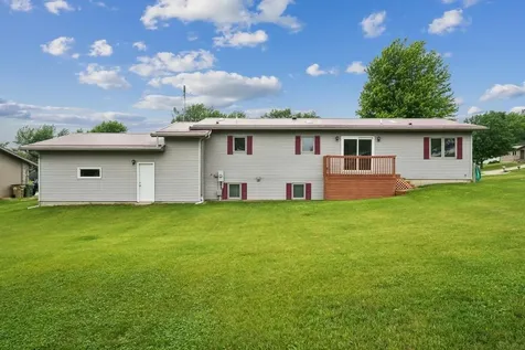 672 9th Street NW Dyersville IA 52040