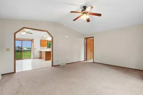 672 9th Street NW Dyersville IA 52040