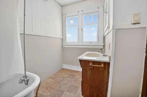 810 W 2nd Street Waterloo IA 50701