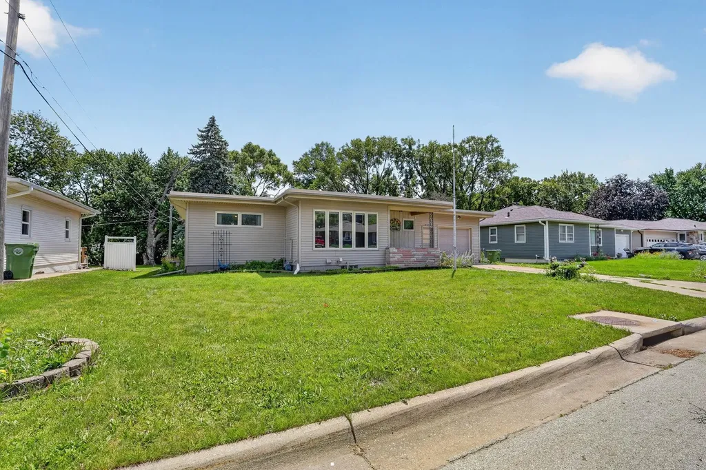 2525 Saratoga Waterloo IA 50702