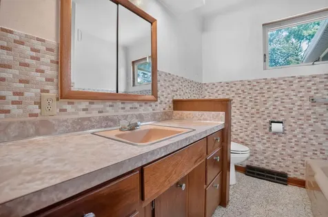 2525 Saratoga Waterloo IA 50702