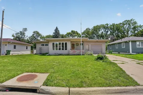2525 Saratoga Waterloo IA 50702