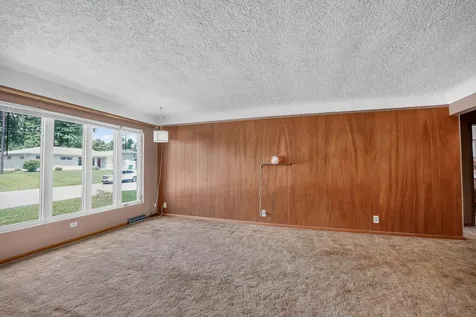 2525 Saratoga Waterloo IA 50702