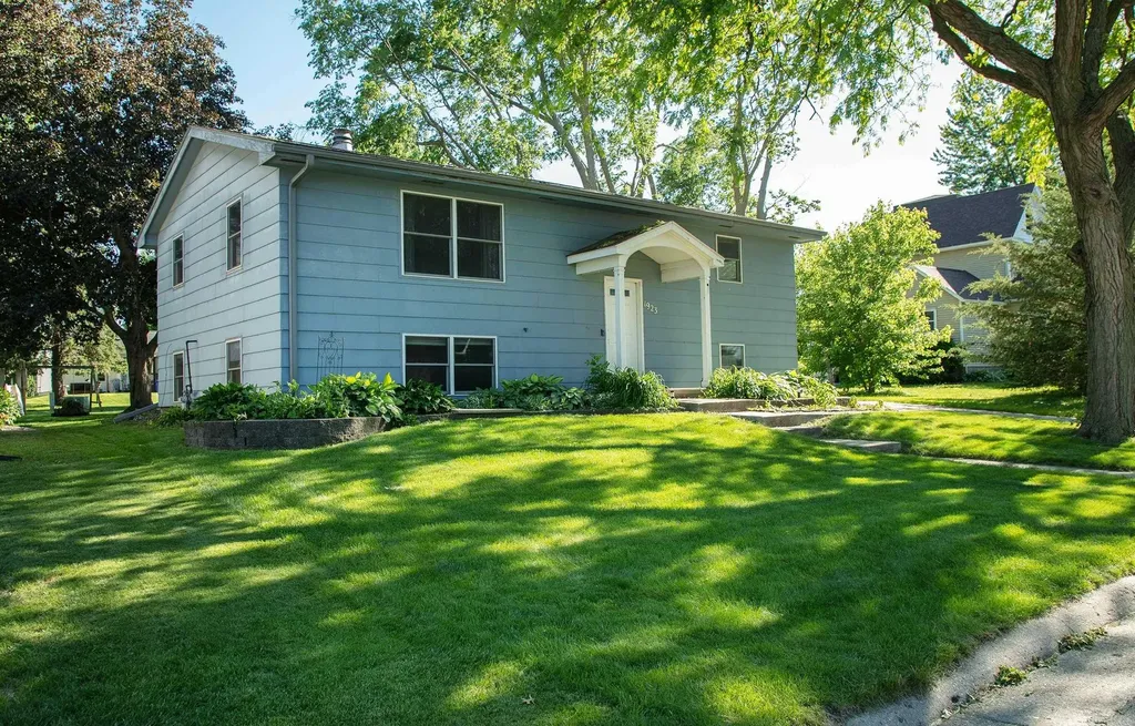 1923 4th Avenue NW Waverly IA 50677