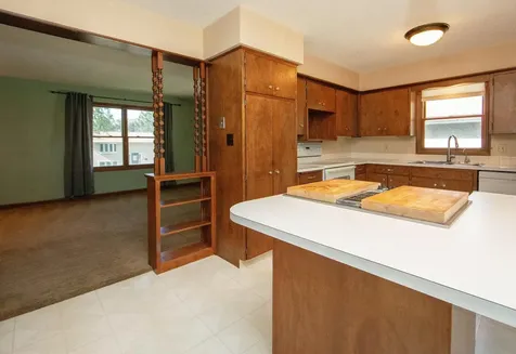 1923 4th Avenue NW Waverly IA 50677