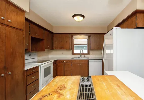 1923 4th Avenue NW Waverly IA 50677