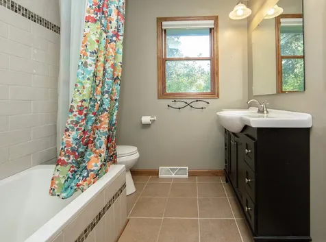 1923 4th Avenue NW Waverly IA 50677